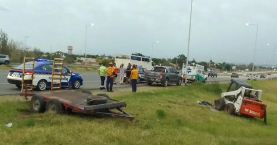 Esperaba a que lo buscaran en la banquina y murió aplastado por una máquina "bobcat" | Actualidad