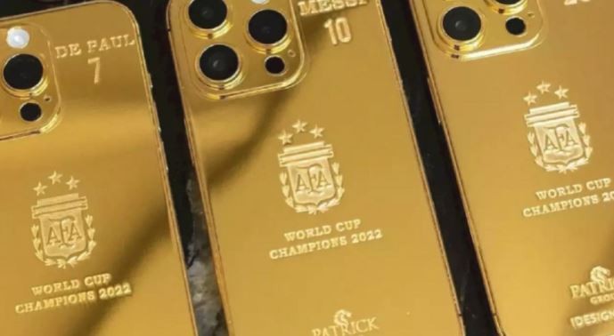 Messi compró 35 Iphone 14 con fundas de oro y se los regaló a sus compañeros de la Selección | Deportes