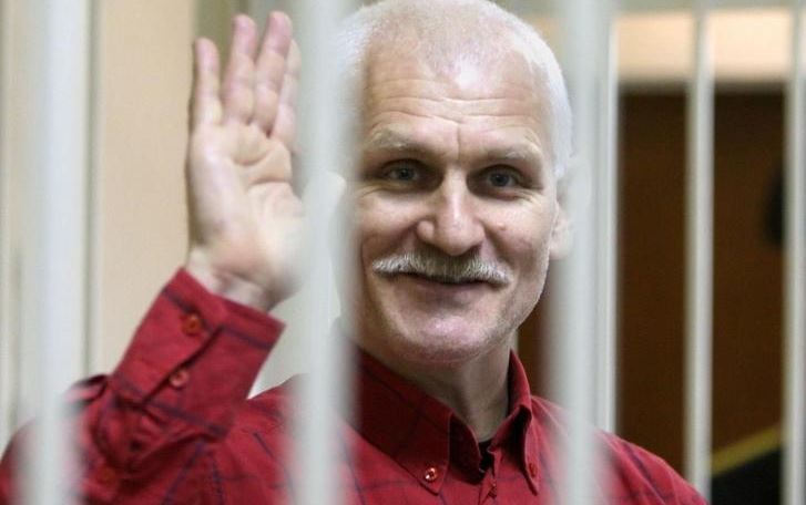 Bielorrusia: condenan a 10 años de cárcel al Nobel de la Paz Ales Bialiatski | Internacionales