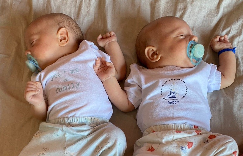 Mujer tuvo gemelos y confesó que no sabe cuál es cuál: pidió ayuda a la Policía | Actualidad