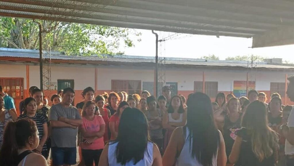 Madre de un alumno le dio una paliza al maestro en la puerta de la escuela | Actualidad