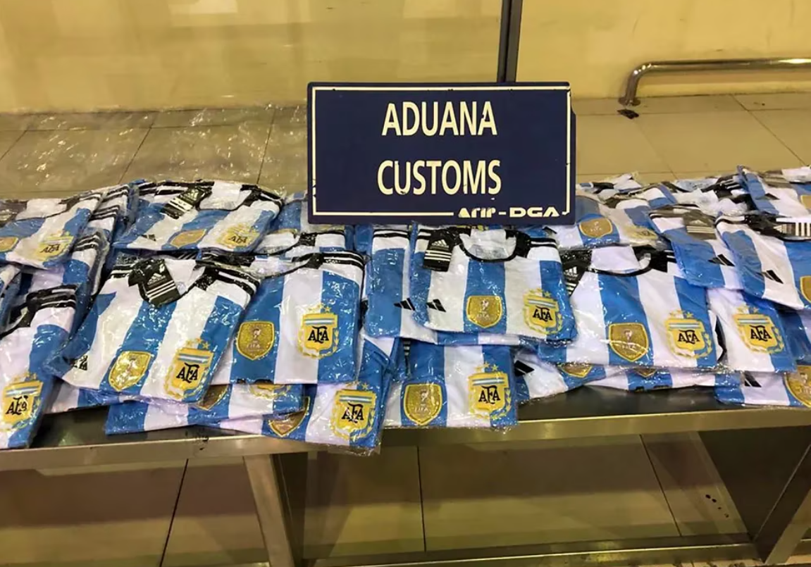 Aduana lo frenó en Ezeiza: traía 302 camisetas de la Selección (con 3 estrellas) | Actualidad