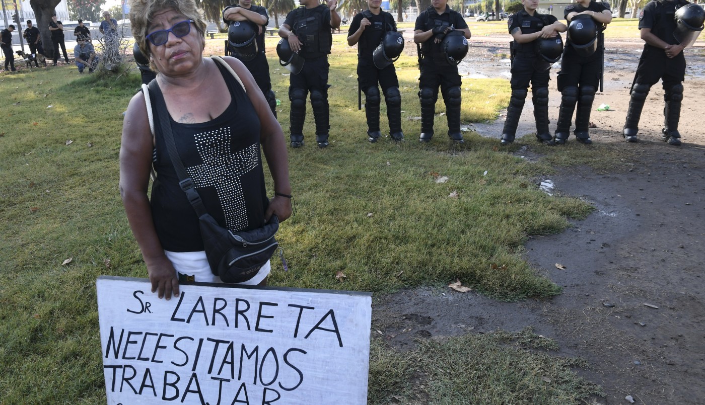 Tensión en Retiro: un detenido en la protesta de los manteros por el desalojo | Actualidad