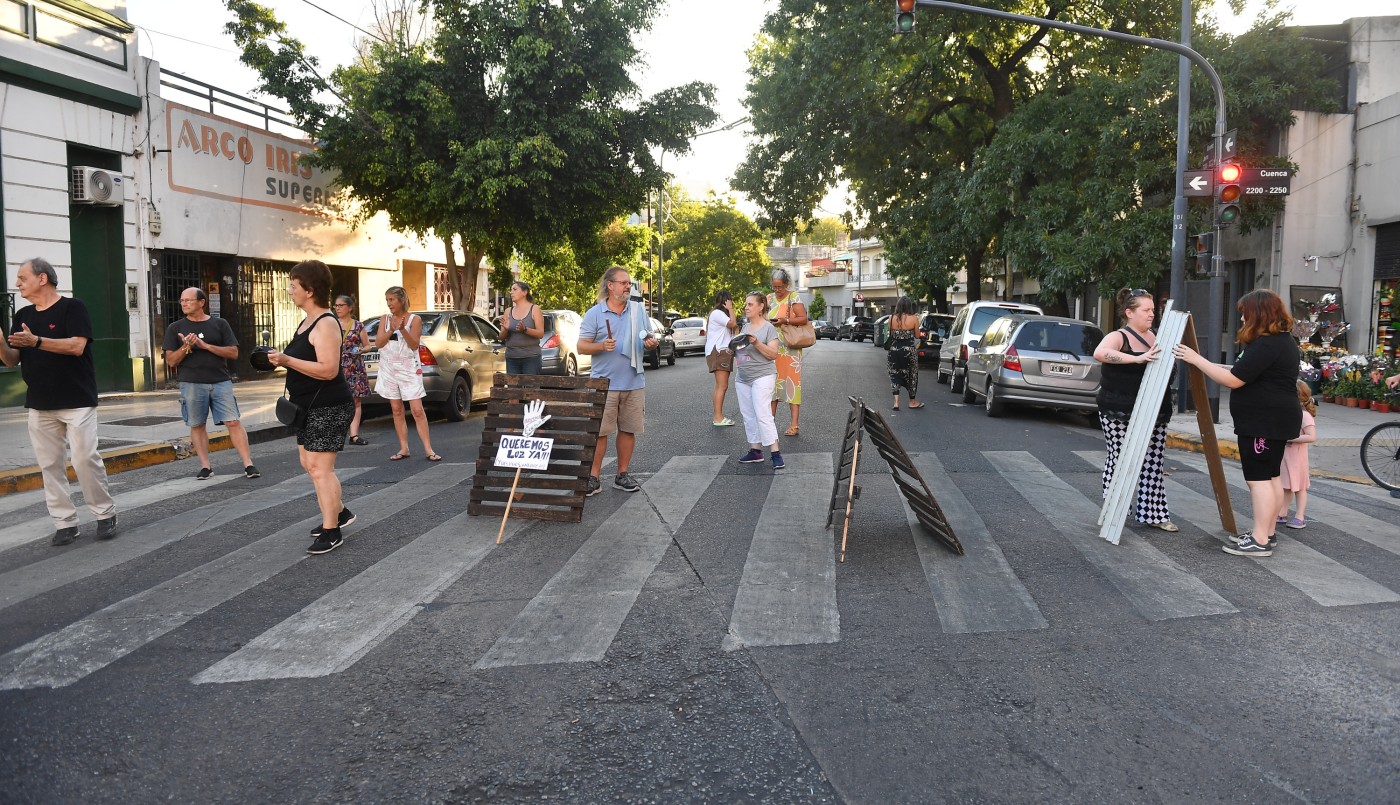 Múltiples protestas vecinales por los cortes de luz en barrios porteños | Actualidad
