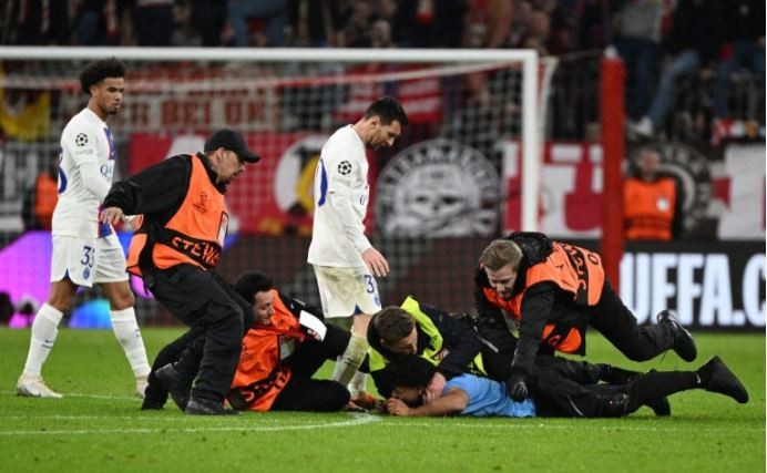 Un hincha se metió a saludar a Messi y fue reducido por la seguridad | Deportes