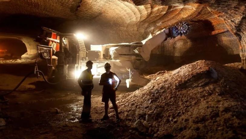 Tres personas están atrapadas a 900 metros de profundidad en una mina de Cataluña | Internacionales