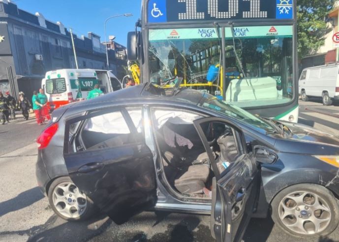 Violento choque entre un colectivo y un auto en Nueva Pompeya: hay 25 heridos | Actualidad