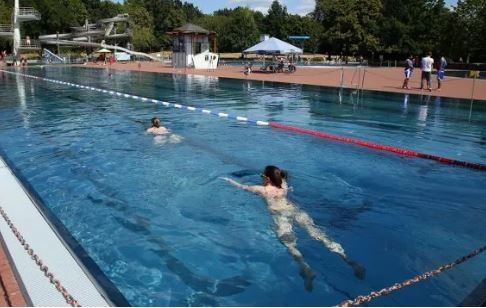 Las mujeres podrán nadar con el torso desnudo en las piscinas de Berlín | Internacionales