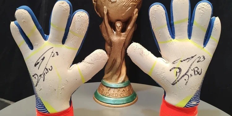 Los guantes que "Dibu" donó le dieron 45 mil dólares al Garrahan | Deportes