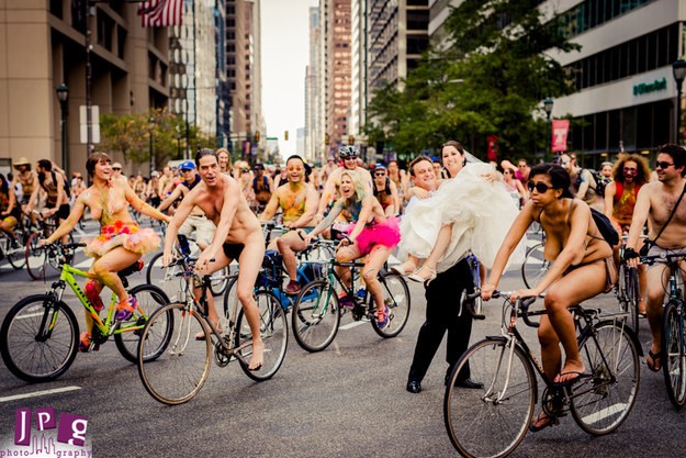 Ciclistas desnudos se colaron en las fotos de boda | Curiosidades