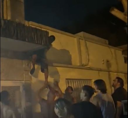 Detención ciudadana en Rosario: Vecinos bajaron al ladrón de un techo, lo golpearon y lo entregaron | Actualidad