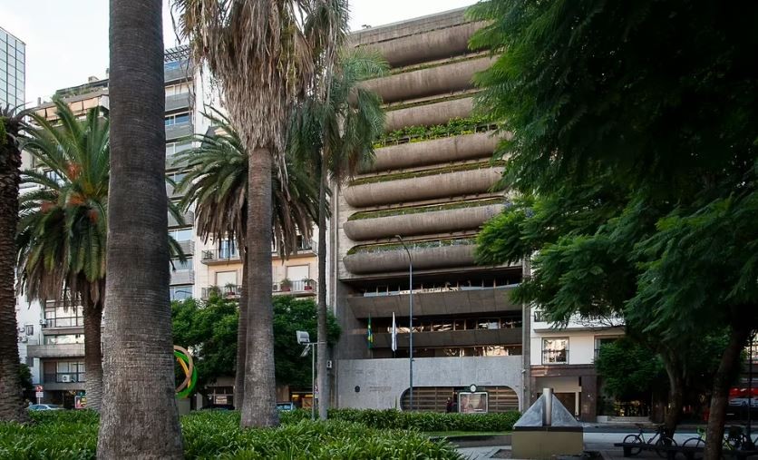 Tensión en el Consulado de Brasil: un hombre armado se atrincheró en el edificio y fue detenido | Actualidad