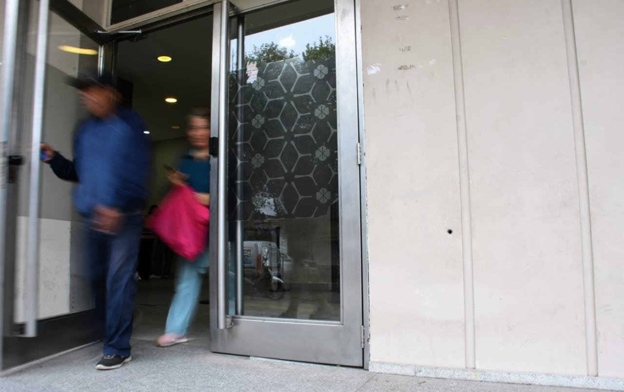 Balearon una sucursal del Banco de Santa Fe y dejaron una nota amenazante | Actualidad