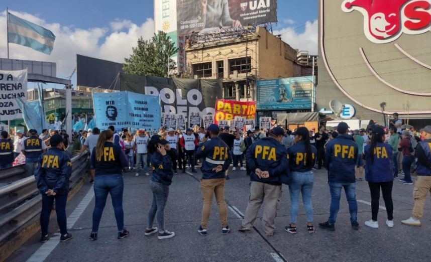 El Polo Obrero levantó el corte en el Puente Pueyrredón tras varias horas de reclamo | Actualidad