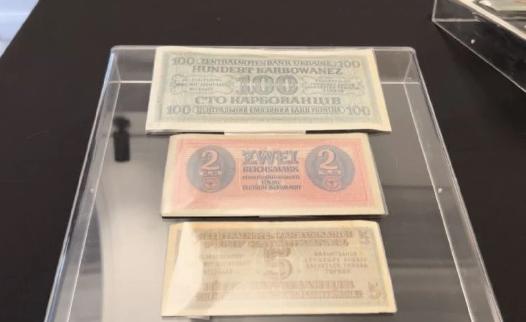 La Aduana entrega billetes del nazismo al museo del Holocausto de Buenos Aires | Actualidad