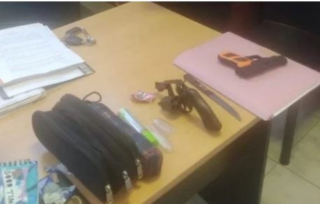 Un alumno de 14 años llevó un revólver y un cuchillo al colegio en Misiones | Actualidad