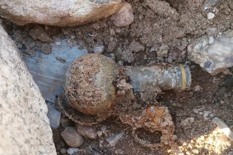 Dos pescadores encontraron una granada de guerra en un dique en San Luis | Actualidad