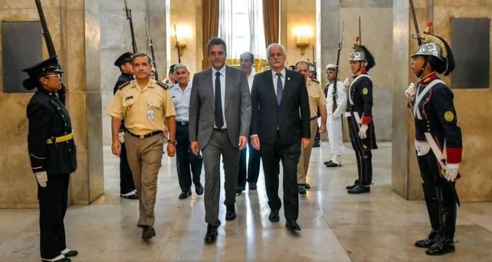 Anuncian "rejerarquización" de FFAA con aumentos salariales por encima de la administración pública | Política