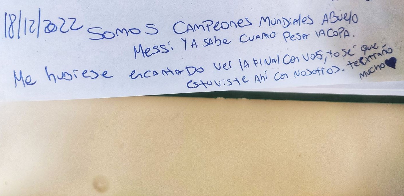 Fue al cementerio y encontró un especial mensaje: "Somos campeones mundiales, abuelo" | Redes