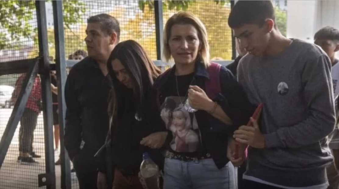 La mamá de Lucas González sufrió un fuerte golpe cuando intentaba retirarse del juicio | Actualidad