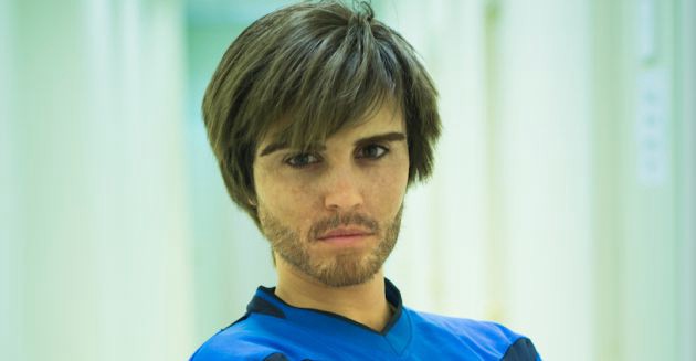 Una futbolista disfrazada de hombre en partido masculino | Deportes