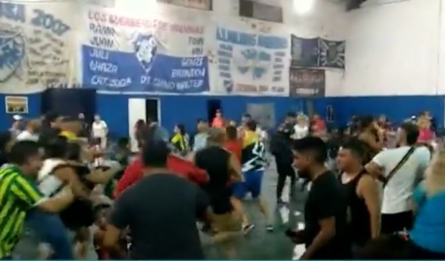 Video: Un partido de baby fútbol terminó a las piñas | Deportes