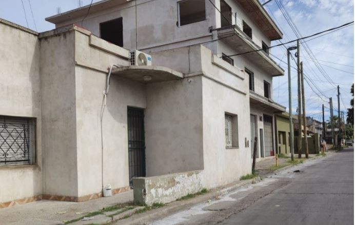 La insólita casa que se robó la vereda y se hizo viral en redes sociales | Actualidad