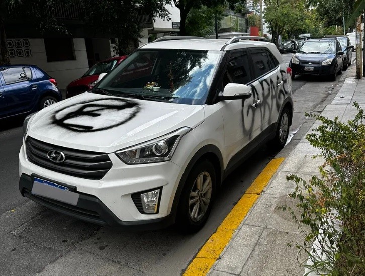 "El barrio está con la mecha corta": el enojo de vecinos con una persona que estacionó tapando su garaje | Actualidad