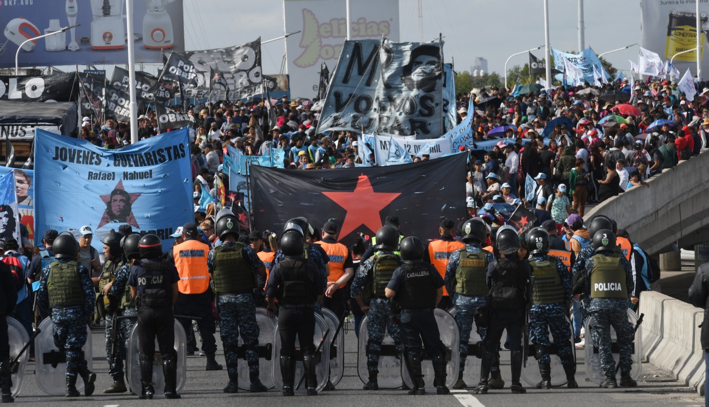 Tensión en el Puente Pueyrredón en el inicio de una jornada con más de 120 piquetes | Actualidad