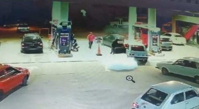 Video: Un playero salvó a una nena que quedó dentro de un auto en llamas | Actualidad