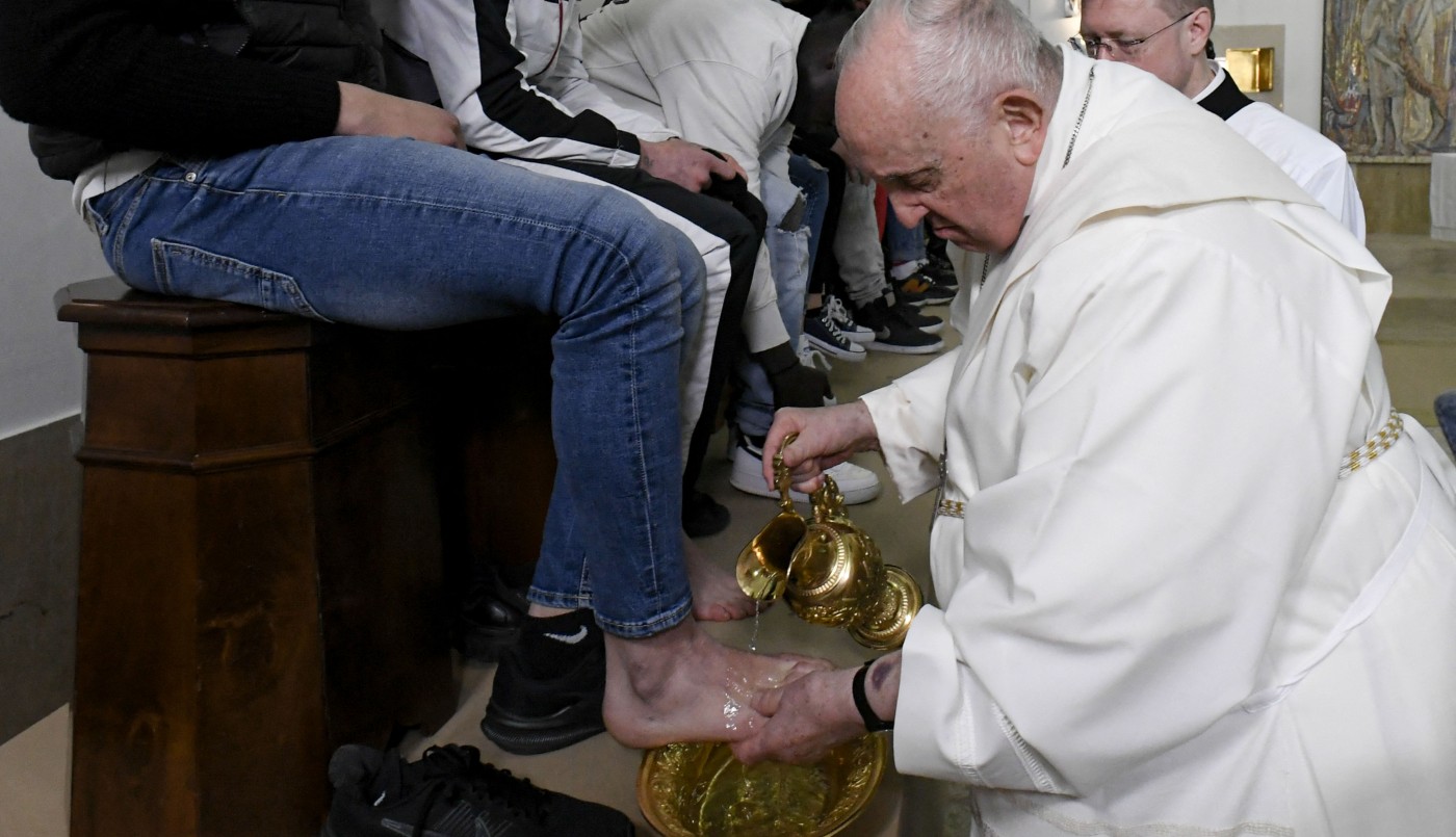 Jueves Santo: el Papa le lavó los pies de 12 presos | Internacionales