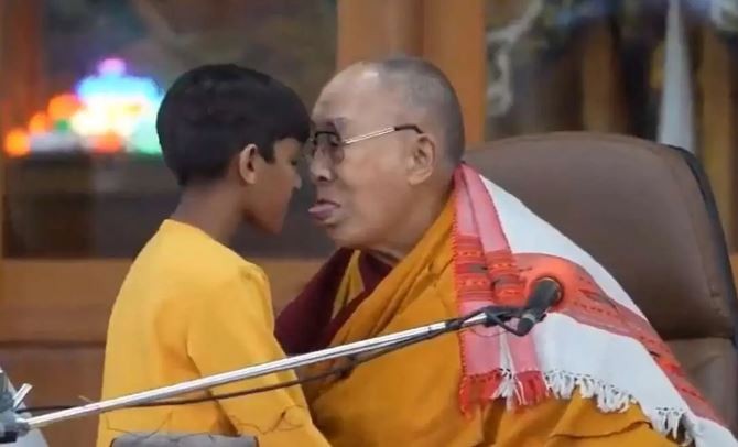 El Dalai Lama pide disculpas a un niño por pedirle chuparle la lengua | Internacionales