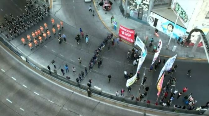 Extrabajadores de Garbarino y organizaciones de izquierda realizan corte total en Puente Pueyrredón | Actualidad