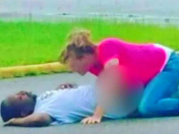 Estados Unidos: escrachan a una mujer teniendo sexo con un hombre borracho en la calle | Curiosidades