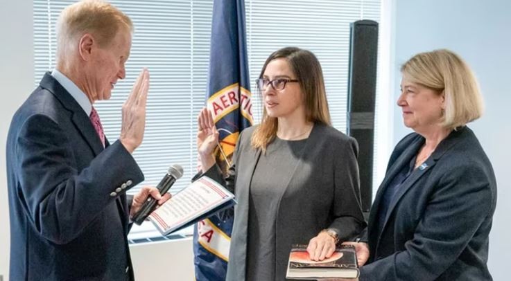 Una directora de la NASA juró sobre el libro clásico de Carl Sagan | Internacionales