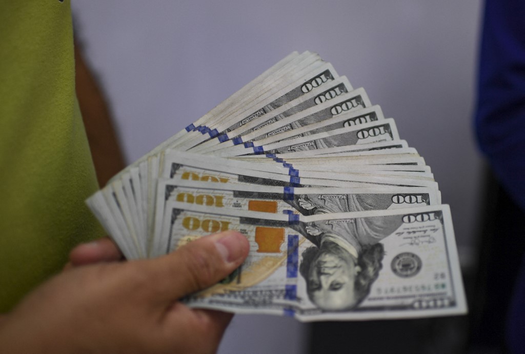 Rebotó fuerte el dólar blue: en algunas provincias superó los $400 | Economía