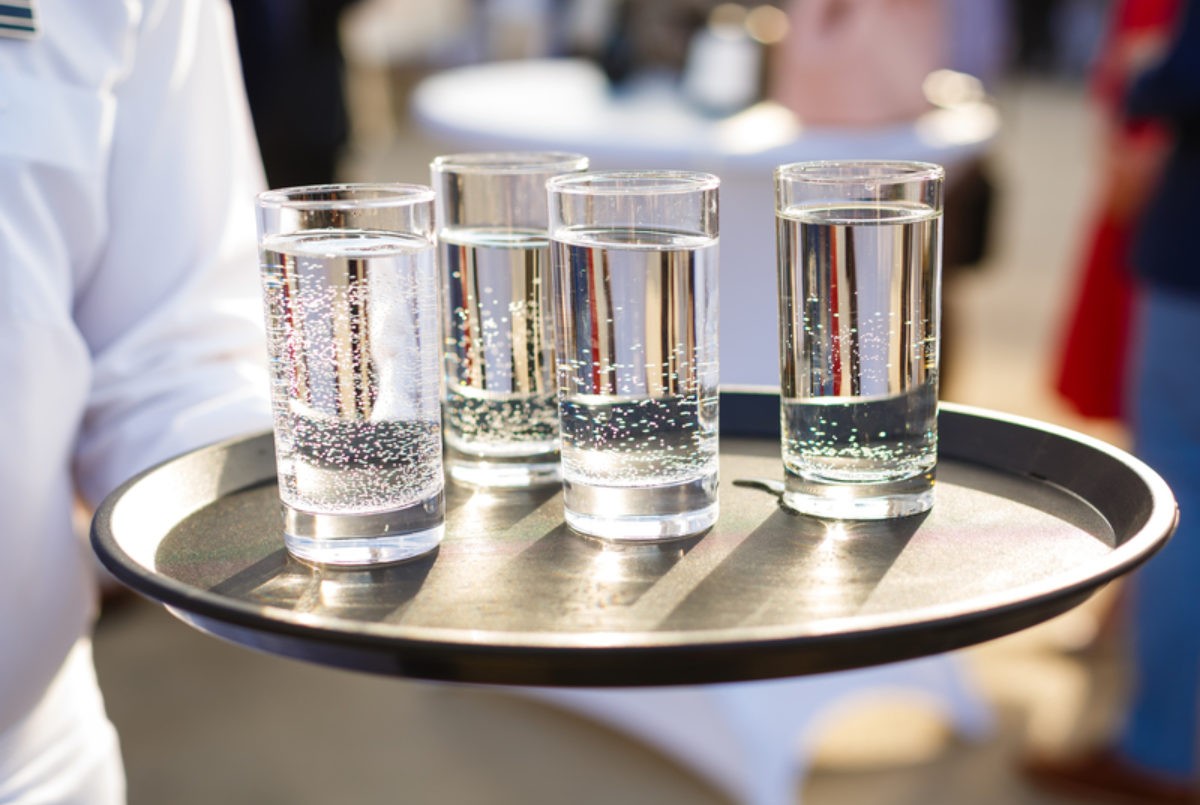 Bares y locales bailables bonaerenses deberán proveer agua gratuita a los clientes | Actualidad