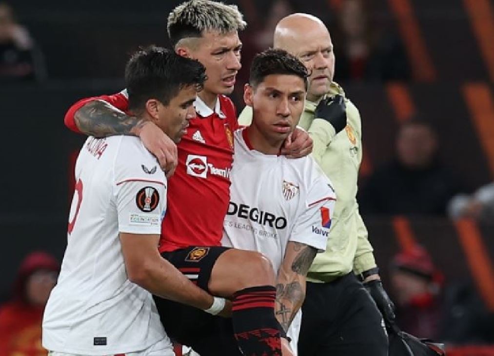 Lisandro Martínez se lesionó y fue escoltado por Montiel y Acuña | Deportes