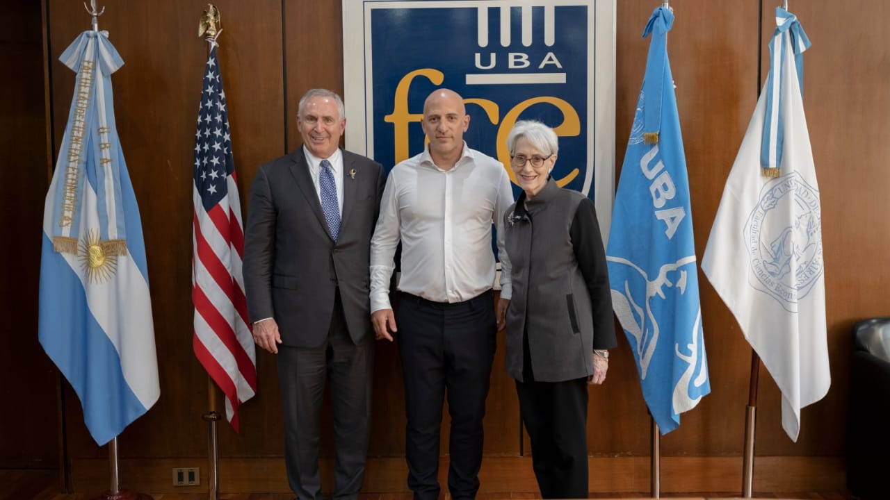 La Subsecretaria de Estados de EEUU, en la UBA: "Si bien la democracia es imperfecta e incompleta, es la mejor opción" | Política