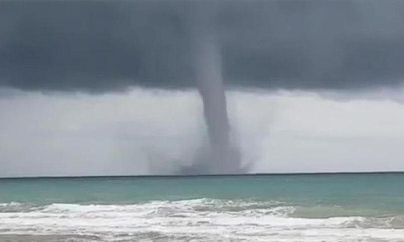 Una tromba marina sorprende en las costas de Necochea durante una tormenta | Clima, naturaleza y medio ambiente