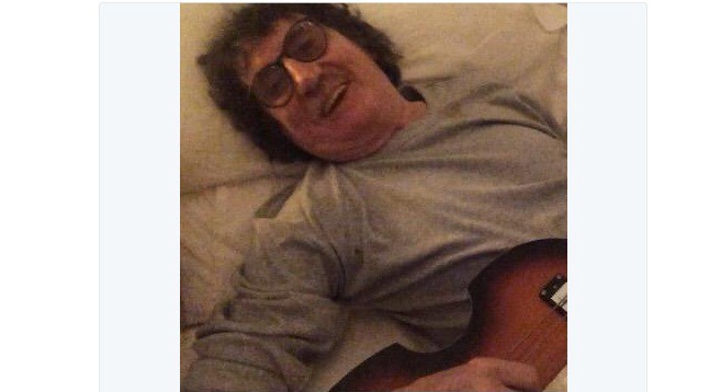 Charly se recupera tocando la guitarra en su cama | Espectáculos