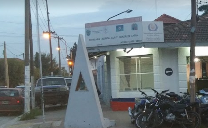 Apedrean una comisaría de González Catán para exigir la detención de un acusado de abuso sexual | Actualidad