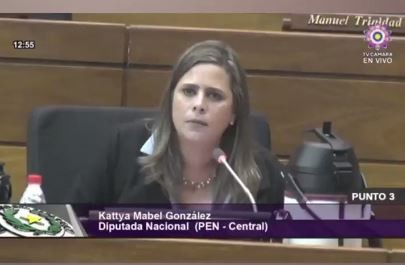"Cacatúa" y "robamaridos": las acusaciones de dos diputadas en plena sesión en Paraguay | Internacionales