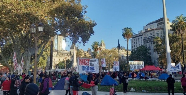 Tras acampar, piqueteros piden reunión con el Presidente y marchan a Desarrollo Social | Actualidad