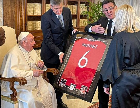 Un campeón del mundo en Qatar 2022 le regaló una camiseta autografiada al papa Francisco | Deportes