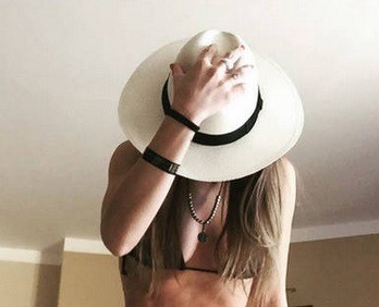 Una sexy mujer con sombrero en Marbella | Espectáculos
