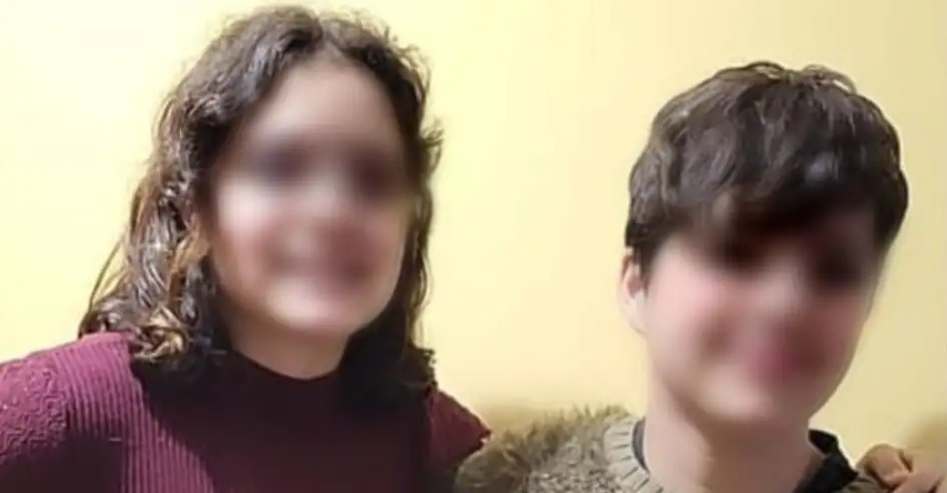 Mejora la gemela que sobrevivió tras arrojarse con su hermana desde un balcón en España | Actualidad