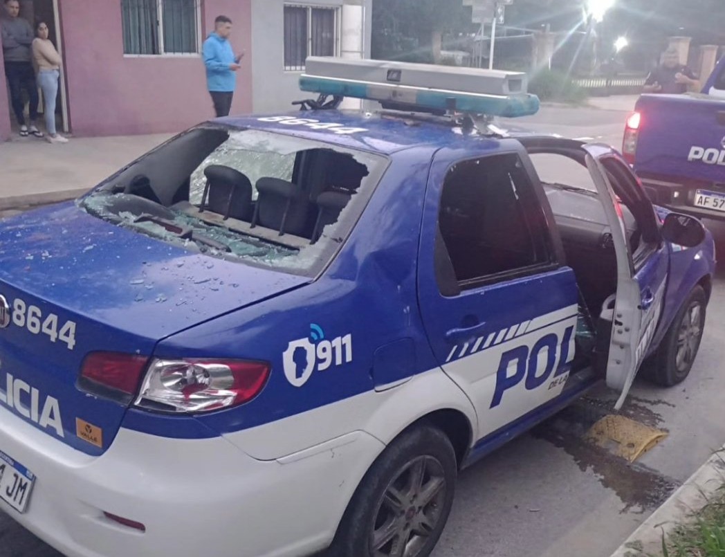 Patrullero atropelló a un nene de 5 años que jugaba en la vereda: vecinos apedrearon a policías | Actualidad