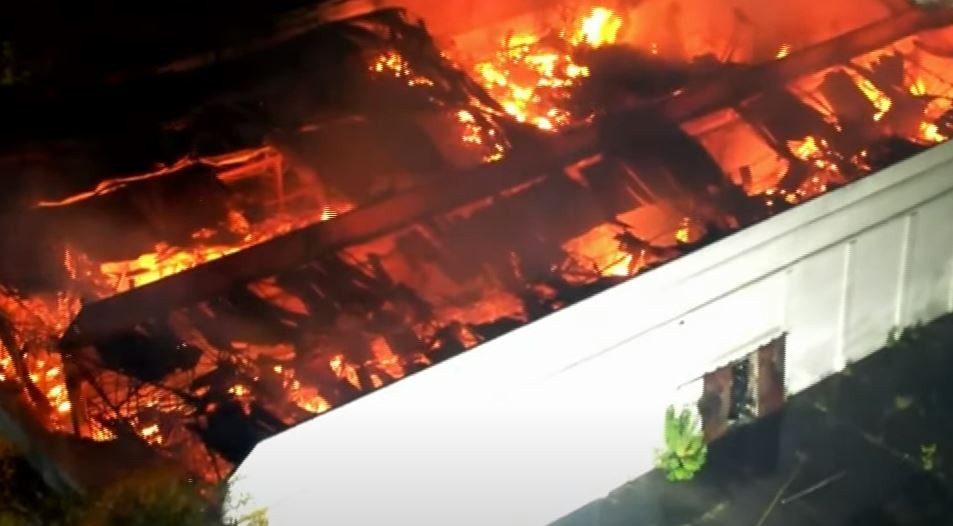 Incendio en Iron Mountain: demolieron una pared debido al "alto riesgo para vecinos y bomberos" | Actualidad