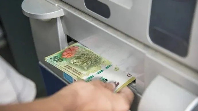 Jubilado le pidió ayuda a un policía en el banco: el agente le sacó la tarjeta de débito y le robó dinero | Actualidad